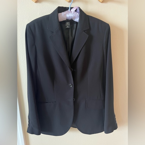 Sharp and professional polyester crepe blazer. - Picture 1 of 3